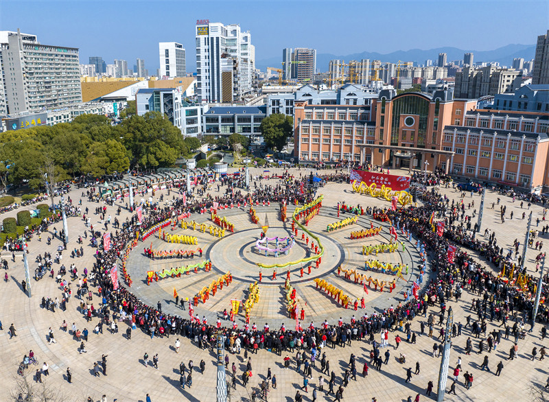 Fenghua, leste da China, realiza desfile de dança do dragão de tecido