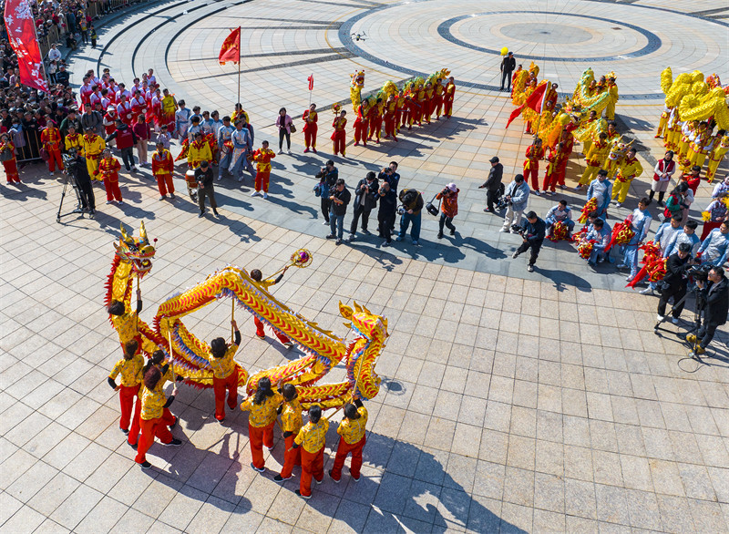 Fenghua, leste da China, realiza desfile de dança do dragão de tecido