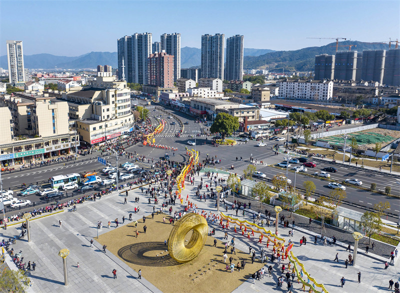 Fenghua, leste da China, realiza desfile de dança do dragão de tecido