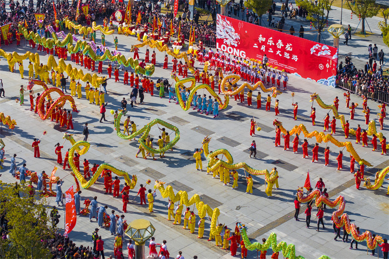 Fenghua, leste da China, realiza desfile de dança do dragão de tecido