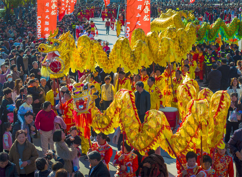 Fenghua, leste da China, realiza desfile de dança do dragão de tecido