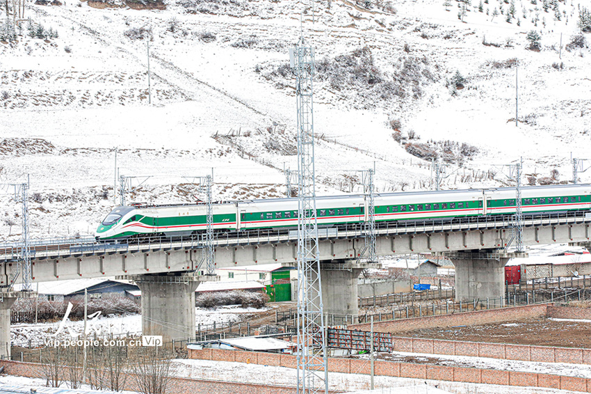 Ferrovia Sichuan-Qinghai impulsiona turismo de Sichuan