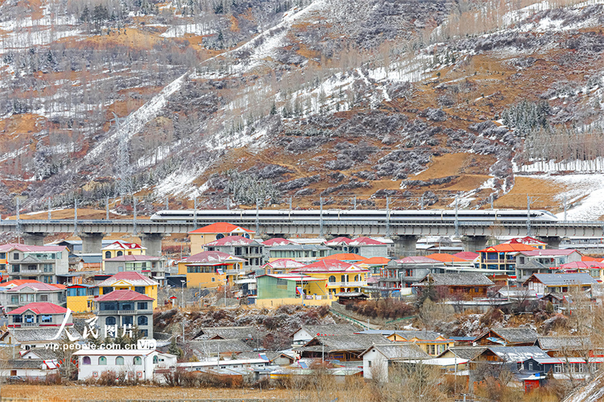 Ferrovia Sichuan-Qinghai impulsiona turismo de Sichuan