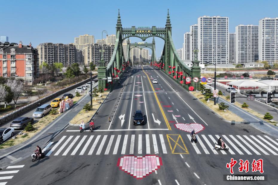 Ponte Puyun em Nanjing, leste da China, encanta com padrões de coração