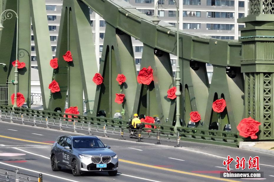 Ponte Puyun em Nanjing, leste da China, encanta com padrões de coração