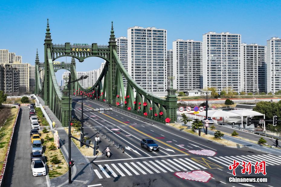 Ponte Puyun em Nanjing, leste da China, encanta com padrões de coração