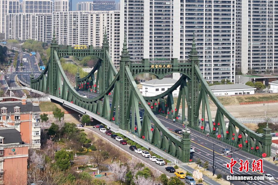 Ponte Puyun em Nanjing, leste da China, encanta com padrões de coração