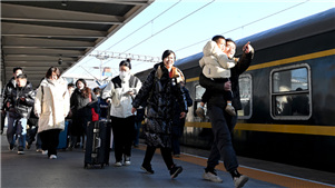 Viagens de passageiros de trem da China atingem 726 milhões nos primeiros dois mesesAs viagens de passageiros de trem da China aumentaram anualmente 4,7%, atingindo um recorde histórico de 726 milhões durante os dois primeiros meses de 2025, informou a operadora ferroviária da China na segunda-feira. 