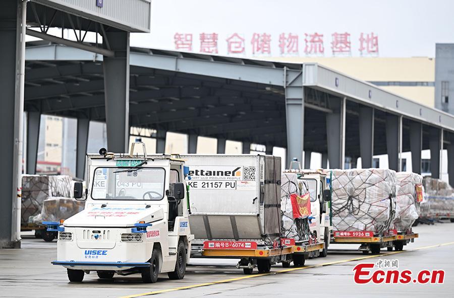 Tratores de carga autônomos concluem teste rodoviário no aeroporto de Hangzhou