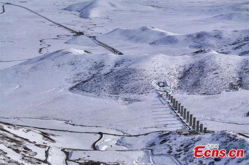 Túnel ao longo da ferrovia Xining-Chengdu é concluído