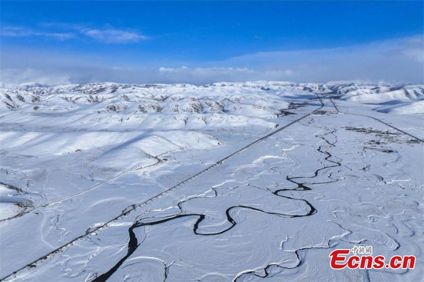 Túnel ao longo da ferrovia Xining-Chengdu é concluído