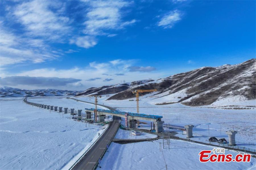 Túnel ao longo da ferrovia Xining-Chengdu é concluído