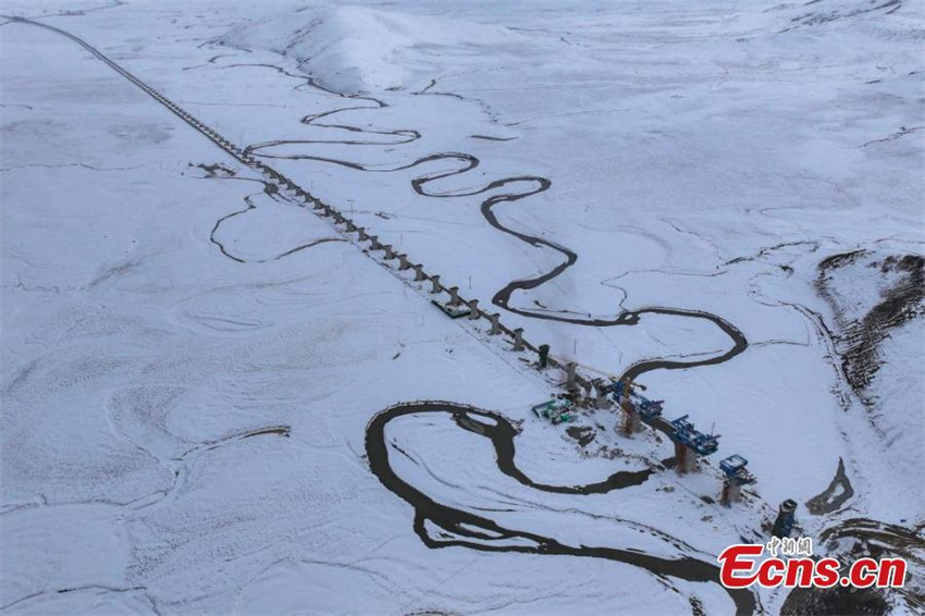 Túnel ao longo da ferrovia Xining-Chengdu é concluído