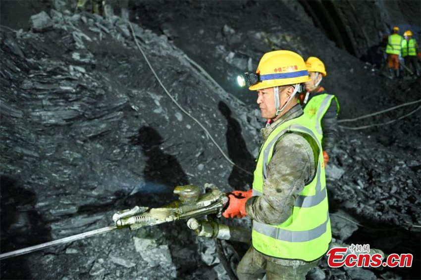 Túnel ao longo da ferrovia Xining-Chengdu é concluído