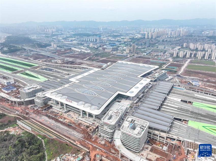 Construção do edifício da Estação Ferroviária Leste de Chongqing é concluída