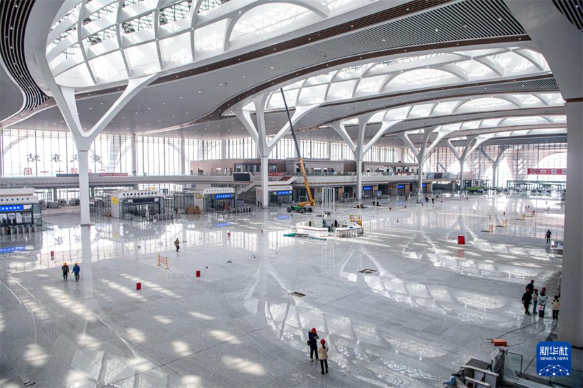 Construção do edifício da Estação Ferroviária Leste de Chongqing é concluída