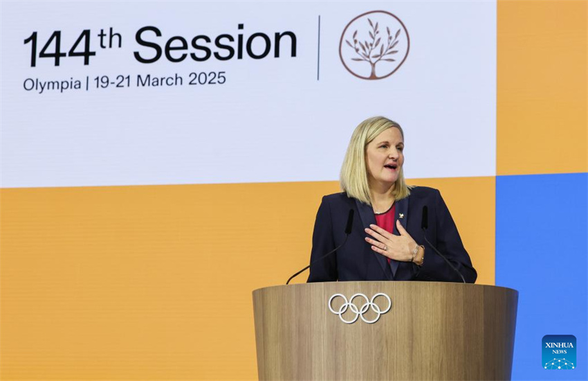 Kirsty Coventry se torna a primeira mulher e primeira africana presidente do COI