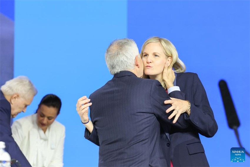 Kirsty Coventry se torna a primeira mulher e primeira africana presidente do COI