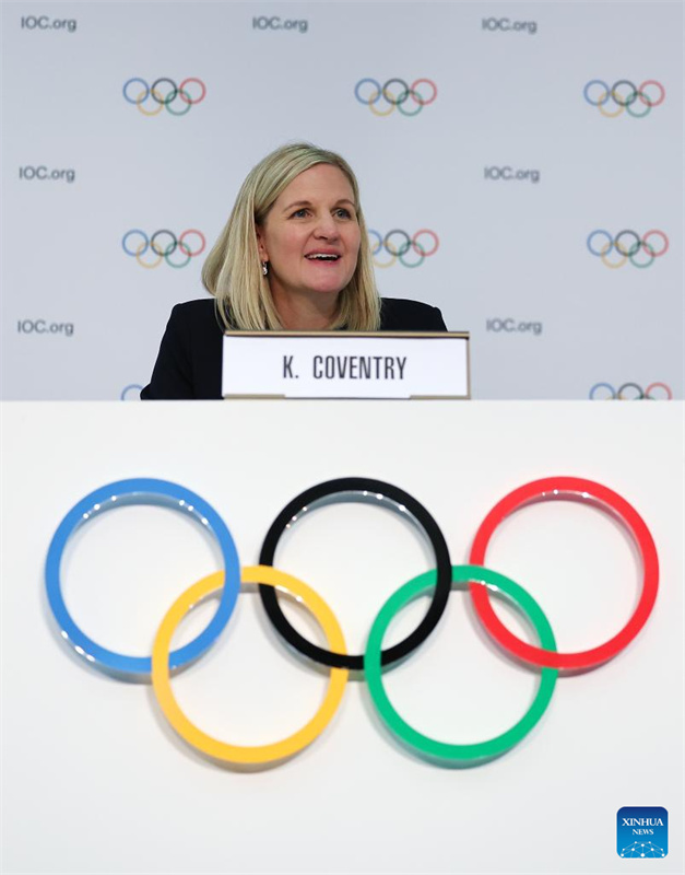 Kirsty Coventry se torna a primeira mulher e primeira africana presidente do COI