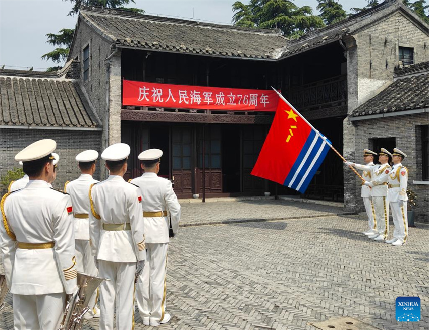 Uma apresentação de banda militar foi realizada para celebrar o 76º aniversário da Marinha do Exército de Libertação Popular da China (ELP) no salão memorial do local de nascimento da Marinha do ELP em Taizhou, província de Zhejiang, no leste da China, em 19 de abril de 2025.