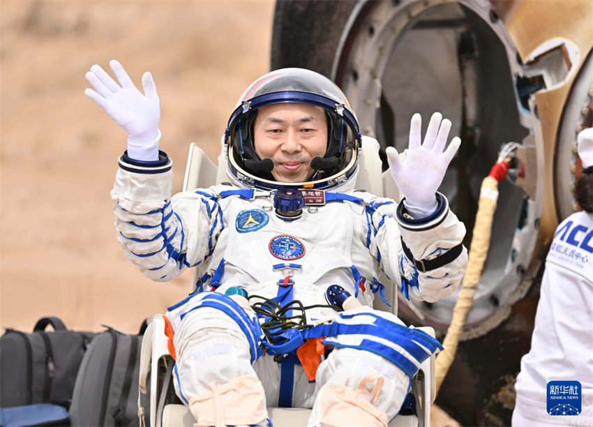 Todos os astronautas da Shenzhou-19 saem da cápsula de retorno em boas condições físicas