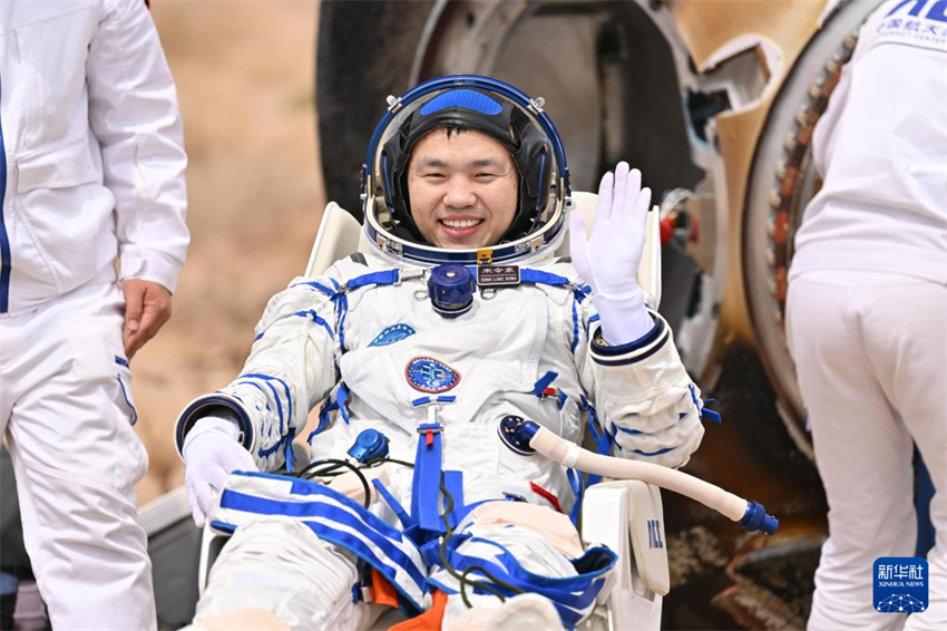 Todos os astronautas da Shenzhou-19 saem da cápsula de retorno em boas condições físicas