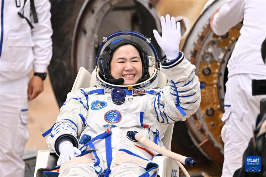 Todos os astronautas da Shenzhou-19 saem da cápsula de retorno em boas condições físicas