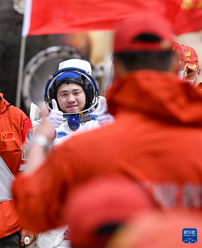 Todos os astronautas da Shenzhou-19 saem da cápsula de retorno em boas condições físicas