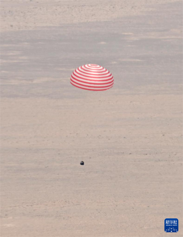 Todos os astronautas da Shenzhou-19 saem da cápsula de retorno em boas condições físicas
