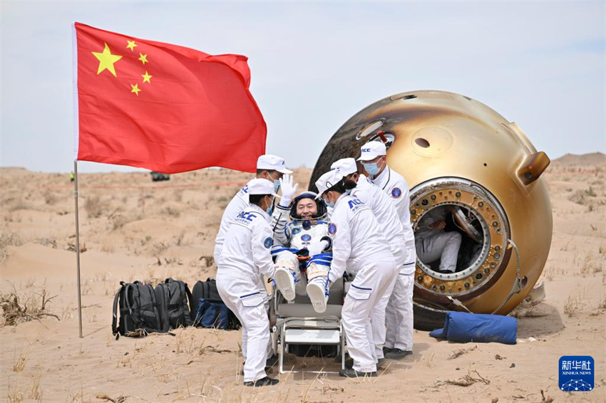Todos os astronautas da Shenzhou-19 saem da cápsula de retorno em boas condições físicas