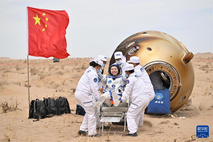 Todos os astronautas da Shenzhou-19 saem da cápsula de retorno em boas condições físicas