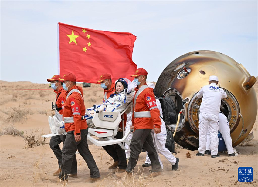 Todos os astronautas da Shenzhou-19 saem da cápsula de retorno em boas condições físicas