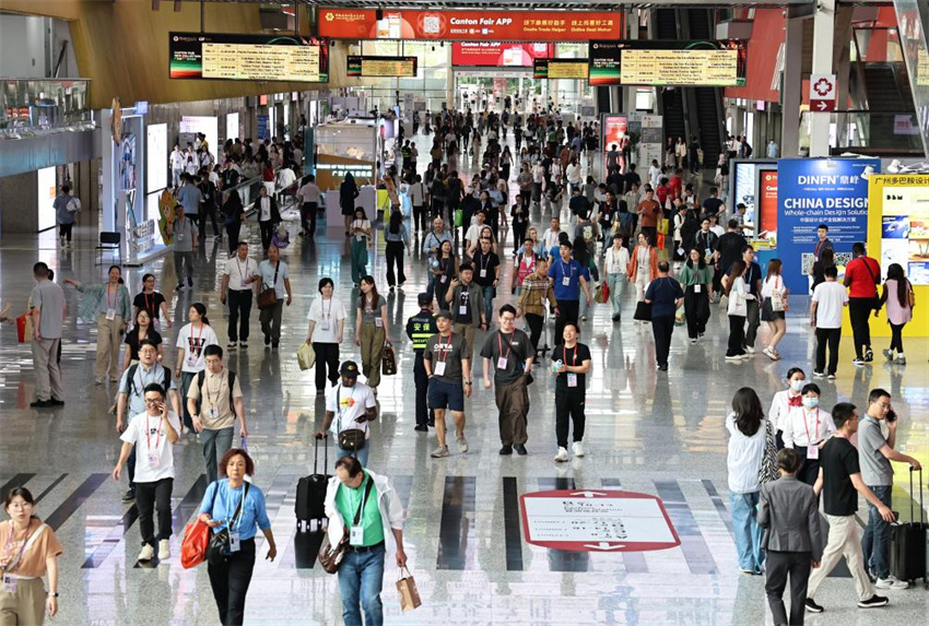 Visitantes na 137ª Feira de Importação e Exportação da China em Guangzhou, província de Guangdong, sul da China, em 5 de maio de 2025. 