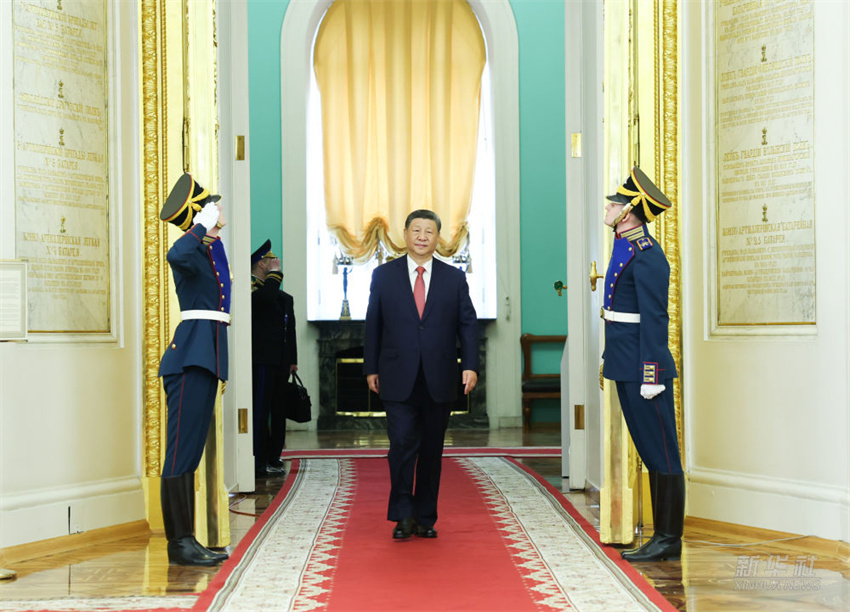 Xi Jinping participa de cerimônia de boas-vindas realizada por Putin