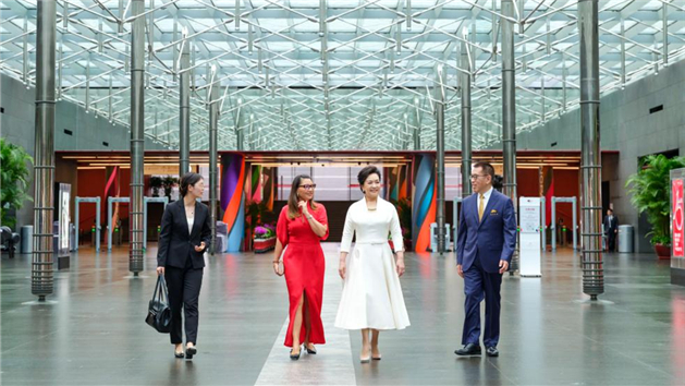 Peng Liyuan e primeira-dama brasileira visitam Centro Nacional de Artes Cênicas da China