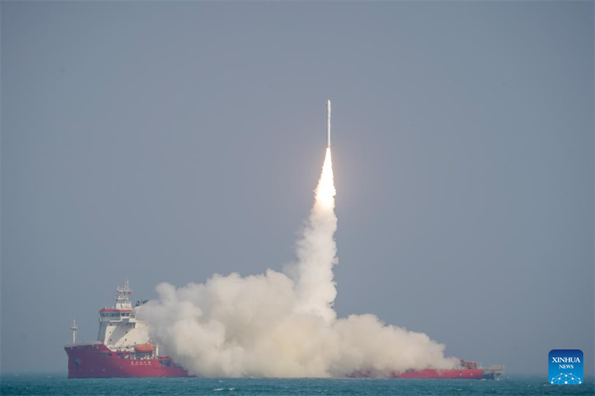 Foguete chinês CERES-1 lança novos satélites do mar