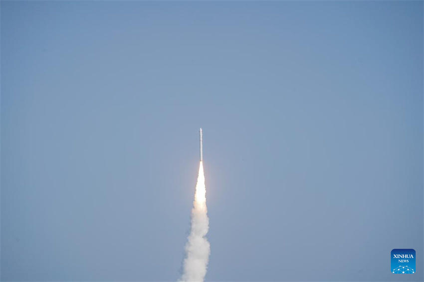 Foguete chinês CERES-1 lança novos satélites do mar