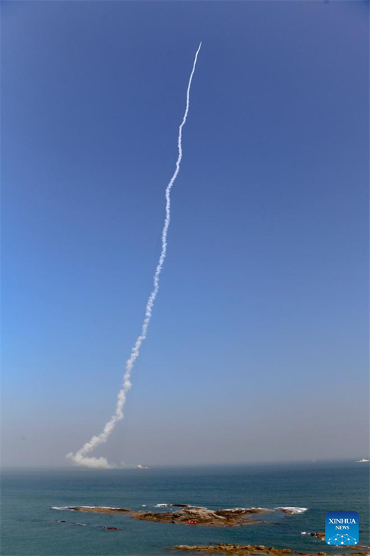 Foguete chinês CERES-1 lança novos satélites do mar