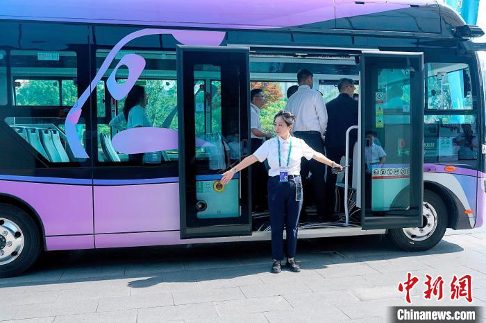 Primeiro lote de ônibus autônomos L4 de 6 metros estreia em Chengdu