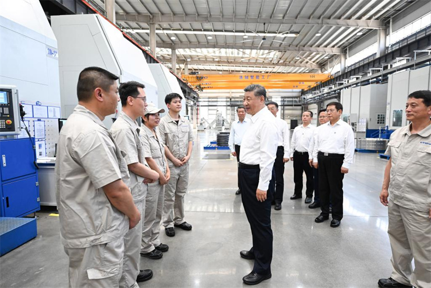 Xi Jinping pede uma indústria manufatureira mais forte para avançar modernização chinesa