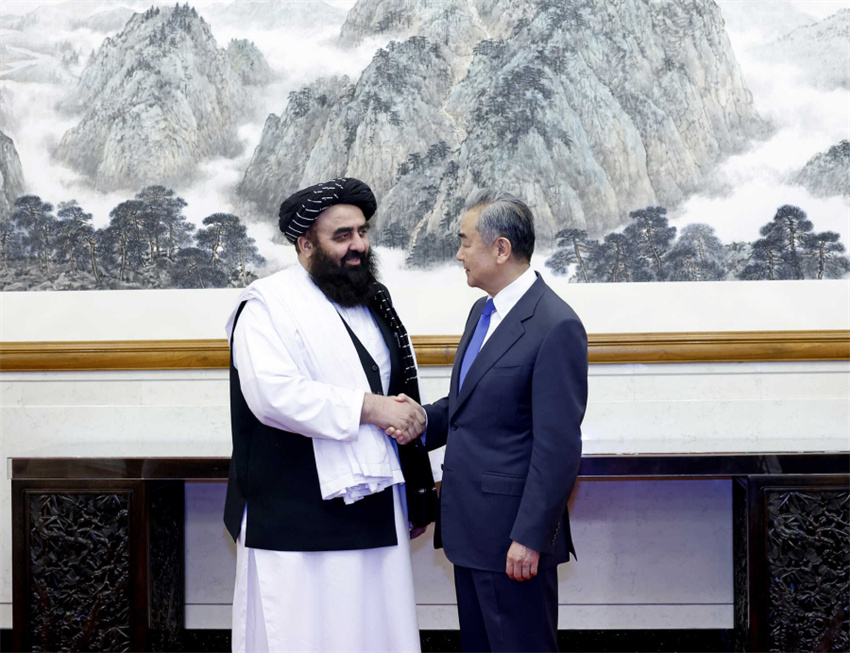 Chanceler chinês reúne-se com chanceler afegão interino em Beijing