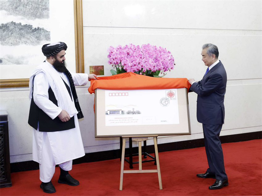 Chanceler chinês reúne-se com chanceler afegão interino em Beijing
