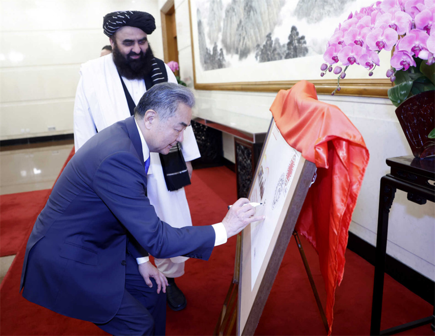 Chanceler chinês reúne-se com chanceler afegão interino em Beijing