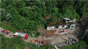 Número de mortos sobe para 4 em deslizamentos no sudoeste da ChinaO número de mortos nos deslizamentos de terra na província de Guizhou, no sudoeste da China, na quinta-feira (22), subiu para quatro, enquanto 17 pessoas permanecem presas, informou o governo provincial. 