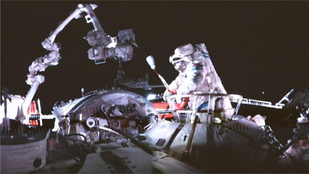 Astronautas da Shenzhou-20 completam primeira caminhada espacial