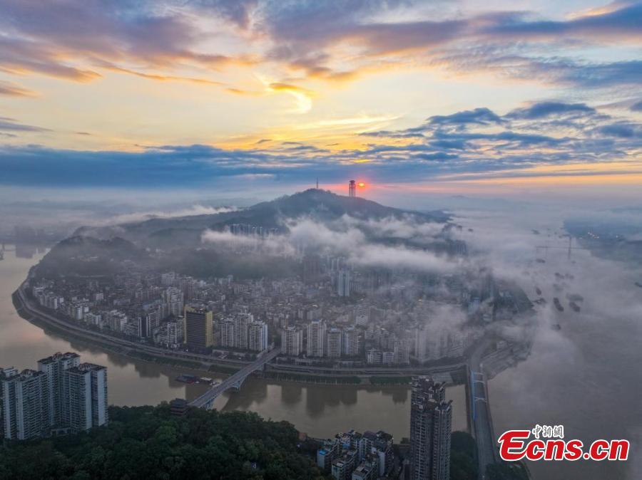 Navios de carga navegam no Rio Xijiang