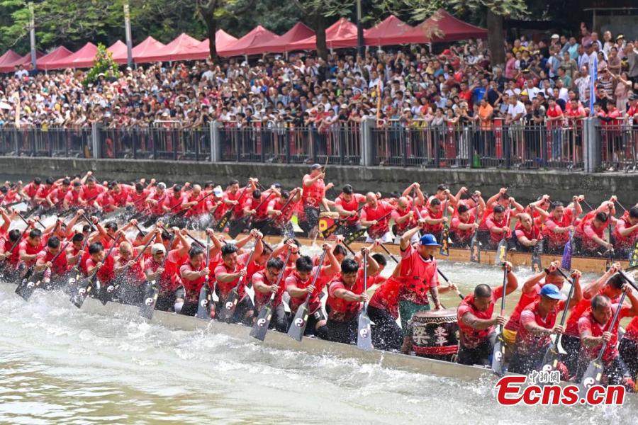 Corrida de barcos-dragão realizada para celebrar o próximo festival no sul da China