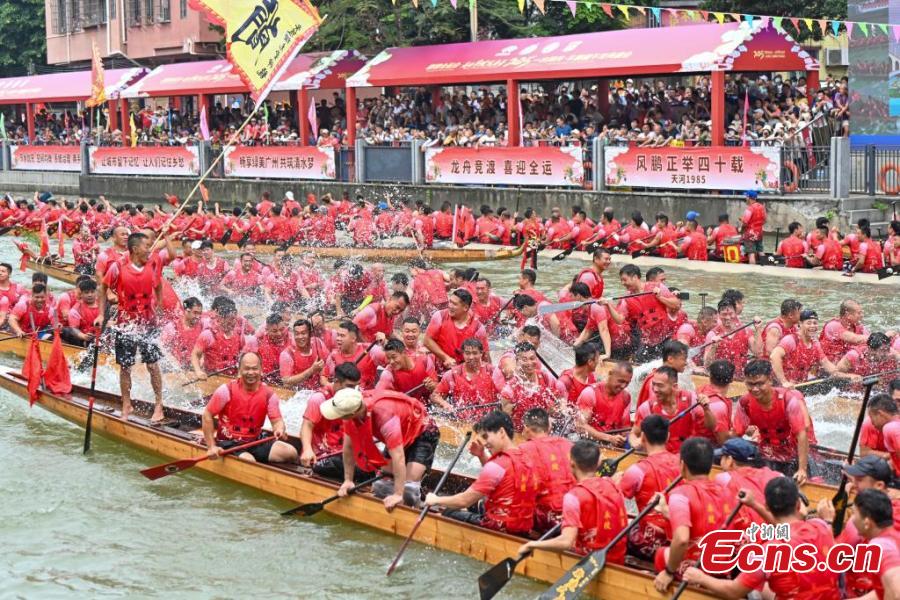 Corrida de barcos-dragão realizada para celebrar o próximo festival no sul da China