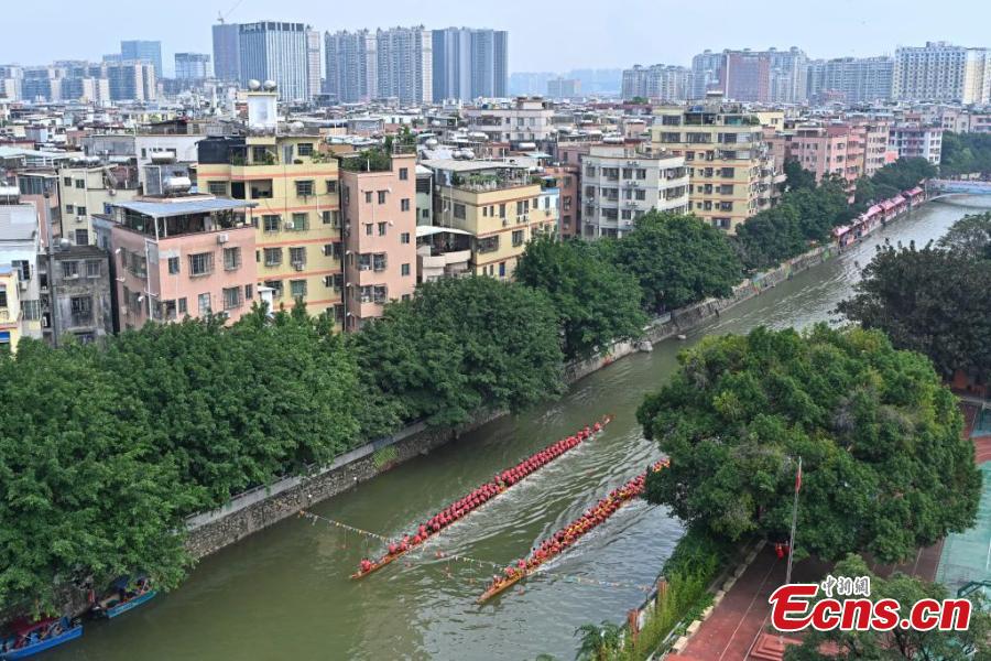 Corrida de barcos-dragão realizada para celebrar o próximo festival no sul da China