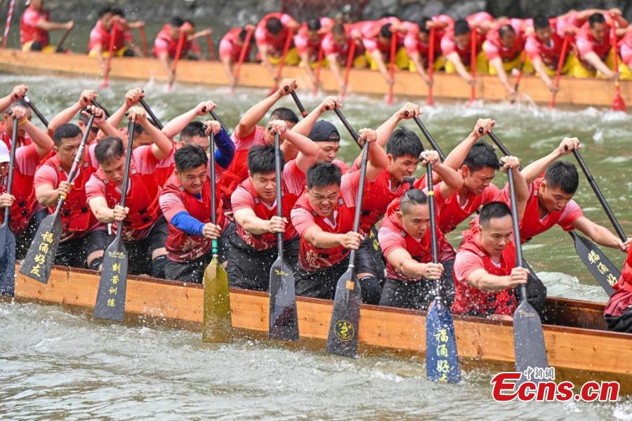 Corrida de barcos-dragão realizada para celebrar o próximo festival no sul da China